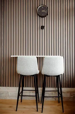 a table with two chairs and a clock on a wall at CROWNE Stan11550 Sopstveno Parking Mesto in Lazarevac
