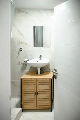 a bathroom with a sink and a mirror at CROWNE Stan11550 Sopstveno Parking Mesto in Lazarevac