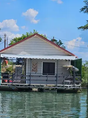 a house on a boat on a body of water at Splav na Savi in Ostružnica