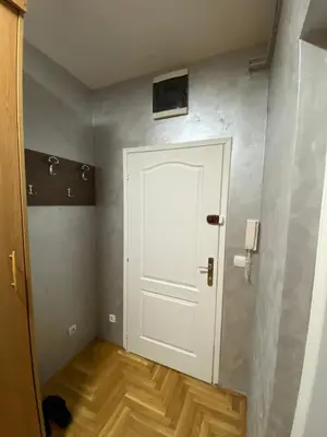 a room with a white door and a wooden floor at Crystal Apartman Obrenovac in Obrenovac