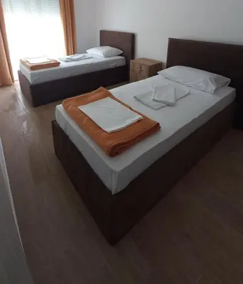 two beds in a hotel room with at Popovic in Ub