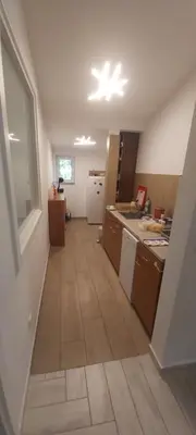 a room with a kitchen with a floorructivating at Appartement Darvinova in Voždovac