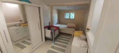 a small room with a bed and a mirror at Appartement Darvinova in Voždovac