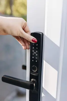 a woman holding the door handle of a kitchen appliance at Apartman Premijer 2 in Čukarica