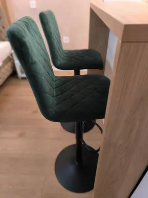 a green office chair sitting next to a desk at Apartman Viktor in Surčin