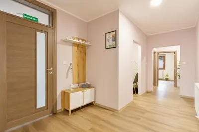 an empty hallway with a door and a wooden floor at NaFiJa Apartman in Smederevo