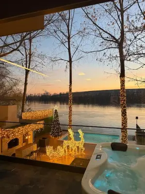 a christmas tree and a jacuzzi tub with a christmas lights at Riverhouse PIER in Beograd