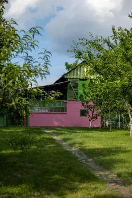a pink house with a green roof at Apartman LAVANDA in Šumarak