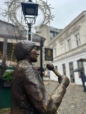 a statue of a baseball player holding a bat at Tomin sokak Apartment in Belgrade