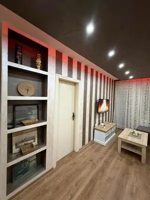 a living room with a red and white stripe wall at Perisic Apartman Obrenovac, sa parkingom in Obrenovac