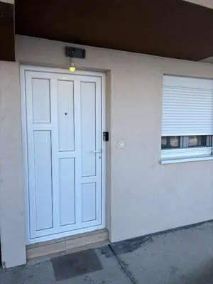 a white door and a window on a building at Apartman Helena 2 in Lazarevac