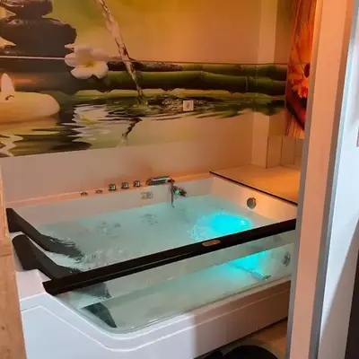 Diamond airport JACUZZI&SAUNA apartman Ledine