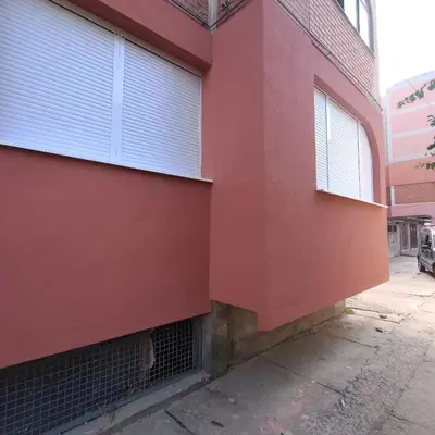 a red building with two windows on a street at Sarina Garsonjera in Arandjelovac