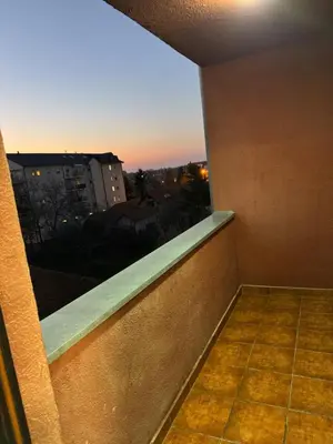 a room with a window with a view of a city at Apartman Centar in Obrenovac