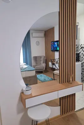 a living room with a mirror and a couch at Apartman Lučiano Aranđelovac in Arandjelovac