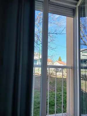 a window with a view of a yard at Apartman Lučiano Aranđelovac in Arandjelovac
