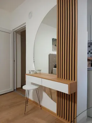 a dressing table with a mirror and a stool at Apartman Lučiano Aranđelovac in Arandjelovac