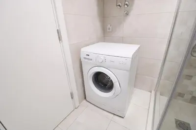 a washer and dryer in a small bathroom at Studio Apartman Valdez 1 in Belgrade