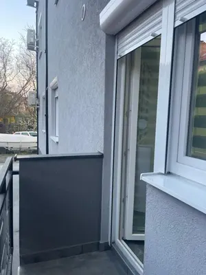 a window on the side of a building at Vila Mila Ćirić in Pančevo