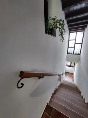 a hallway with a bench on the wall and a window at HostelChe Guest House in Smederevo