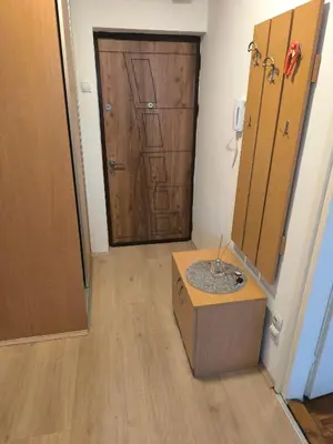 a room with a door and a box in front of a door at R & P Apartman Mladenovac in Mladenovac