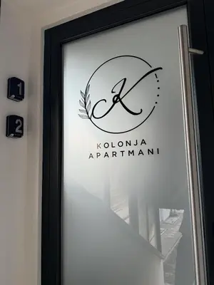 a sign on the door of a room with a pair of scissors at Kolonja Apartmani in Arandjelovac