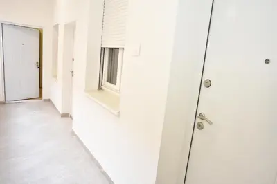 a hallway with a shower and a door at mir rooms and apartments in Belgrade
