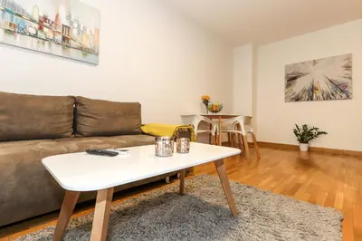 a living room with a couch and a table at Lavina 2 apartman u Belvilu, Novi Beograd, parking 5eur-dan in Novi Beograd