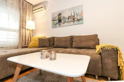 a living room with a couch and a table at Lavina 2 apartman u Belvilu, Novi Beograd, parking 5eur-dan in Novi Beograd