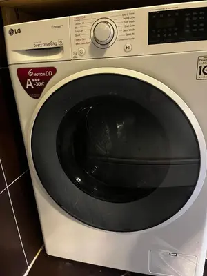 a washing machine with a window in a kitchen at Zelena Oaza nadomak Beograda in Lipovica
