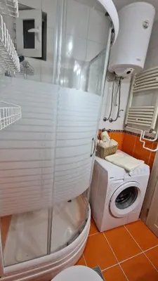 a bathroom with a washing machine and a washer at Apartman Pegaz in Lazarevac
