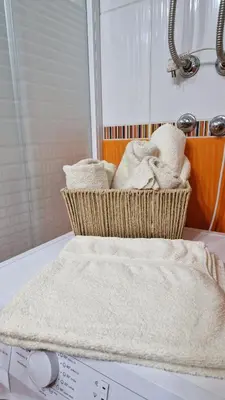 a basket of towels sitting on top of a washing machine at Apartman Pegaz in Lazarevac