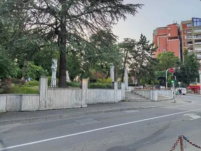 a fence on the side of a city street at ParkSide Apartman in Arandjelovac