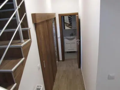 a hallway with a door leading to a bathroom at LipaHill Luxe in Ripanj