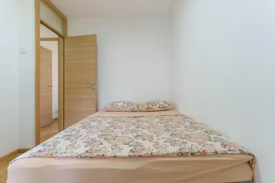 a bedroom with a bed with a floral bedspread at Premium STAN 70 in Fontana