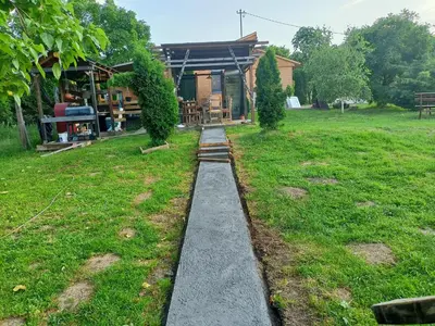 a walkway in the yard of a house at Eko dan in Železnička Stanica Karlovački Vinogradi