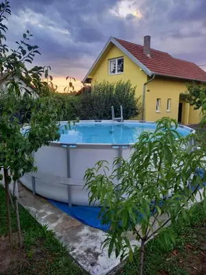 a bath tub in front of a house at Kod kapetana in Smederevo