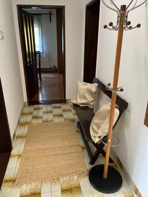 a room with a floor mat and a wooden pole at Loza House in Arandjelovac