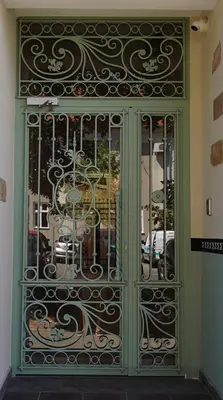 a green door with a wrought iron fence at Elidon 1833 in Pančevo