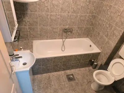 a bathroom with a tub and a toilet and a sink at R & P Apartman 2 Mladenovac in Mladenovac