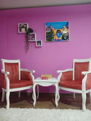 two chairs and a table in a room with purple walls at Stan Na Dan Pancevo in Pančevo