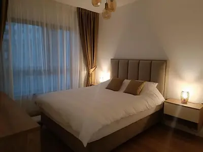 a bedroom with a large bed and a window at The Queen at Parkside in Belgrade