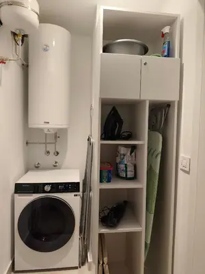 a kitchen with a washing machine in a kitchen at The Queen at Parkside in Belgrade