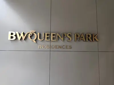 a sign for the queens at The Queen at Parkside in Belgrade