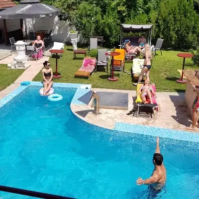 etno brvnara sa bazenom