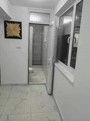 a hallway with a door leading to a bathroom at Apartmani B&R in Lazarevac