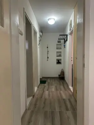 an empty hallway with wood floors in an office at Apartman Borkica in Mladenovac
