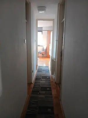a hallway of a room with a hallwayngthngthngthngthngthngthngthngth at Apartman86 in Beograd