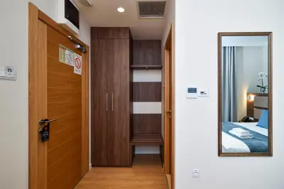 a hallway with a door and a mirror at Hotel Opera Garni in Belgrade
