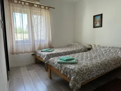 two twin beds in a room with a window at Apartman Centar BB in Pančevo